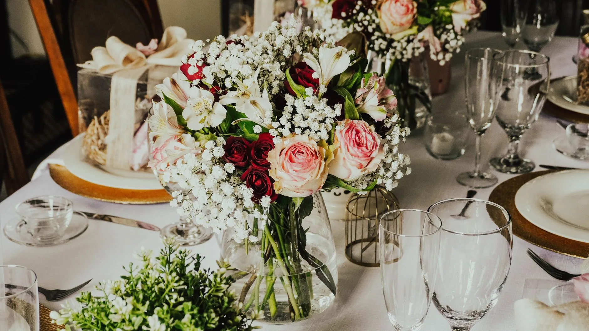 Bukiet róż i białych kwiatów na elegancko nakrytym stole