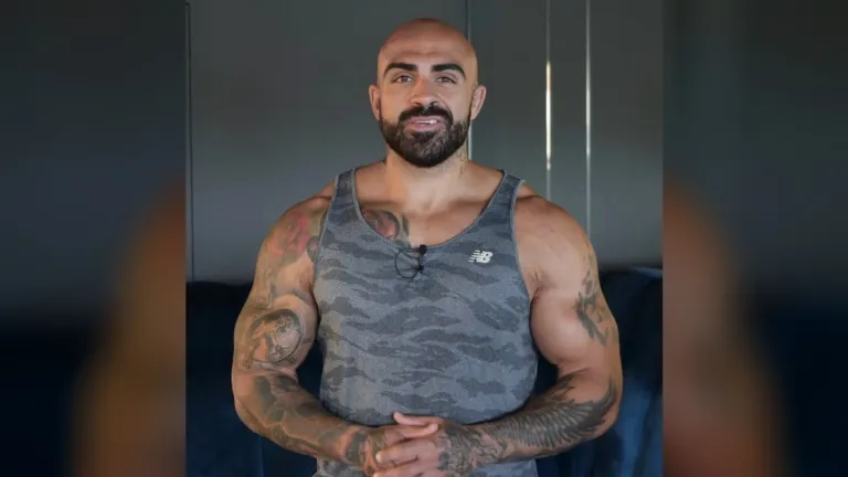 Akop Szostak podczas nagrania jako zawodnik MMA i trener personalny