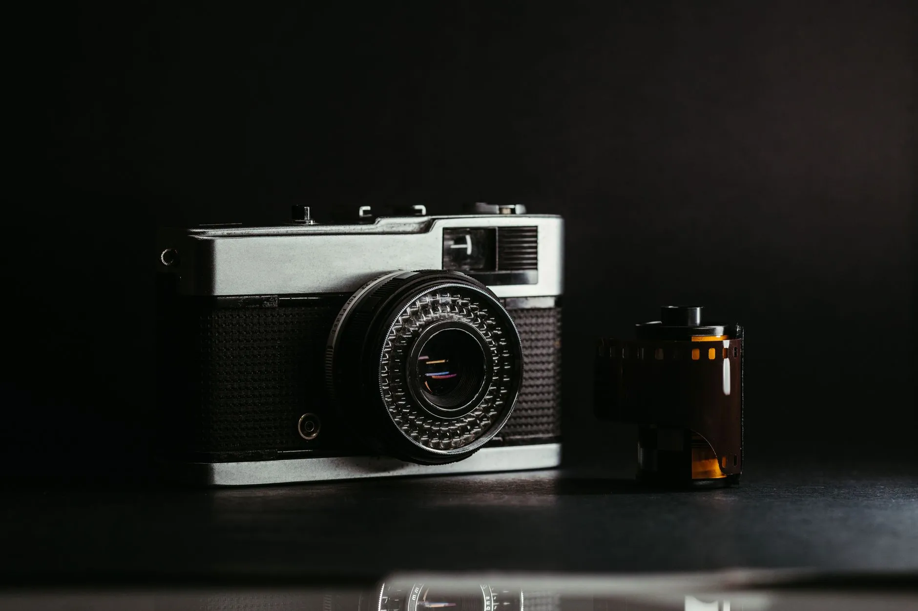 Retro aparat fotograficzny z rolką filmu na ciemnym tle