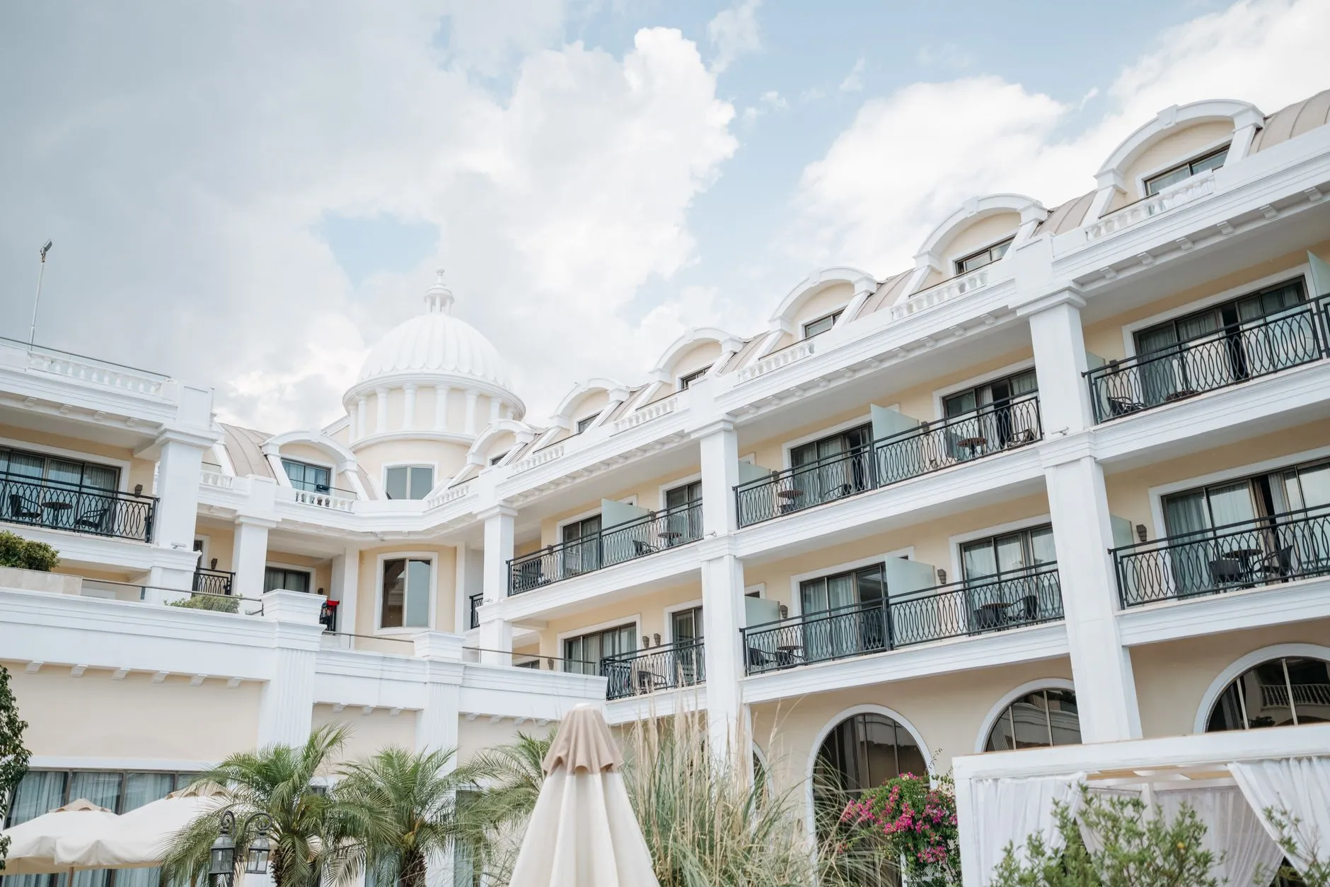 Elegancka fasada hotelu z balkonami pod jasnym niebem