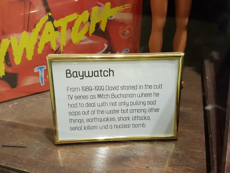 Tablica informacyjna o serialu w muzeum Davida Hasselhoffa w Berlinie, 2019.