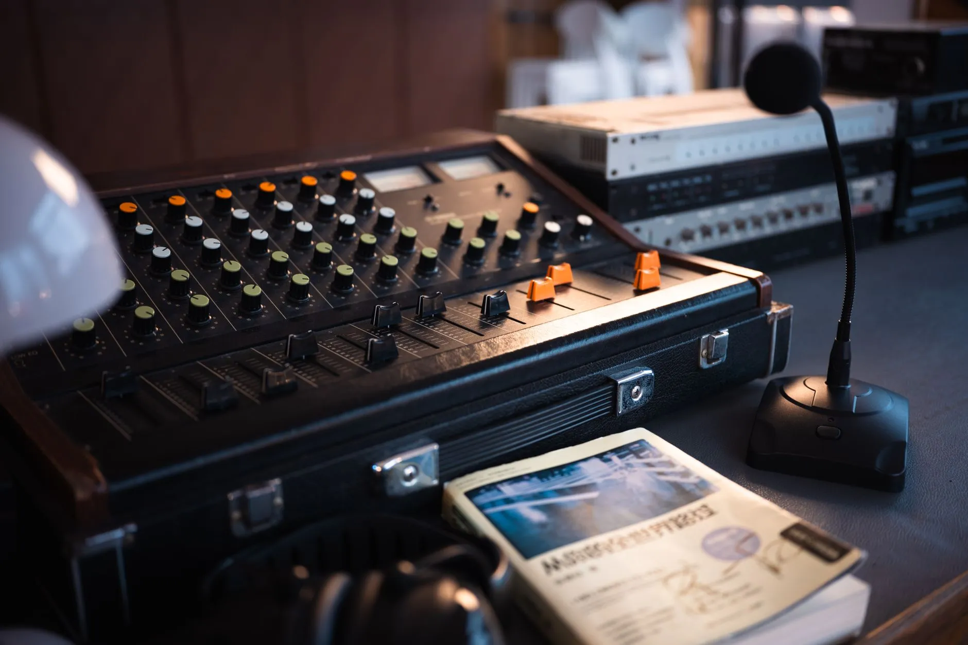 Zabytkowy mikser audio z mikrofonem i sprzętem nagraniowym