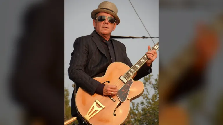 Elvis Costello podczas koncertu Riot Fest w Chicago