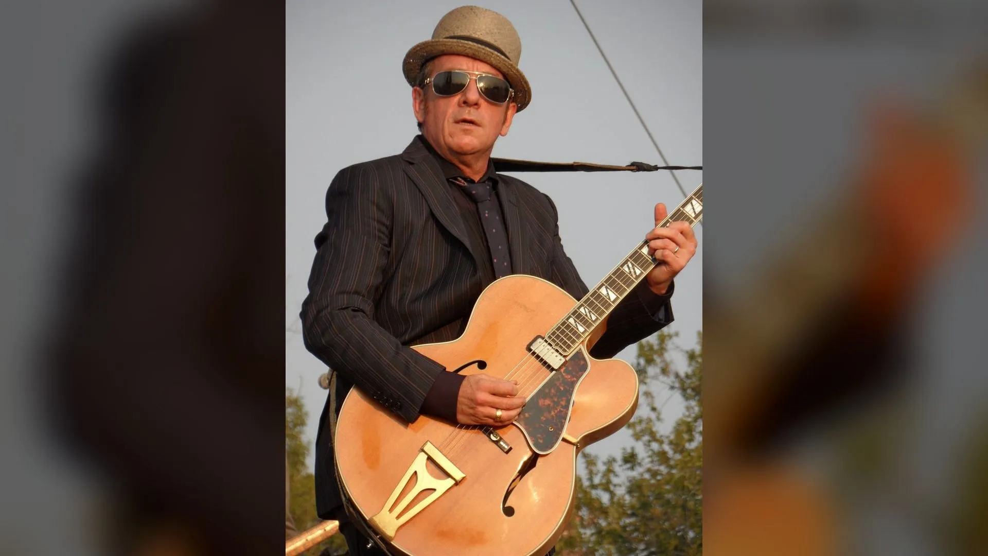 Elvis Costello podczas koncertu Riot Fest w Chicago