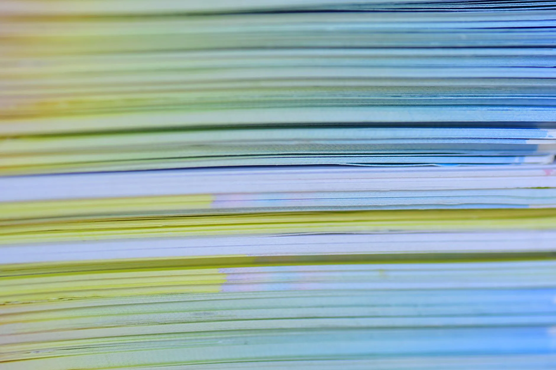 Kolorowy stos ułożonych arkuszy papieru w zbliżeniu