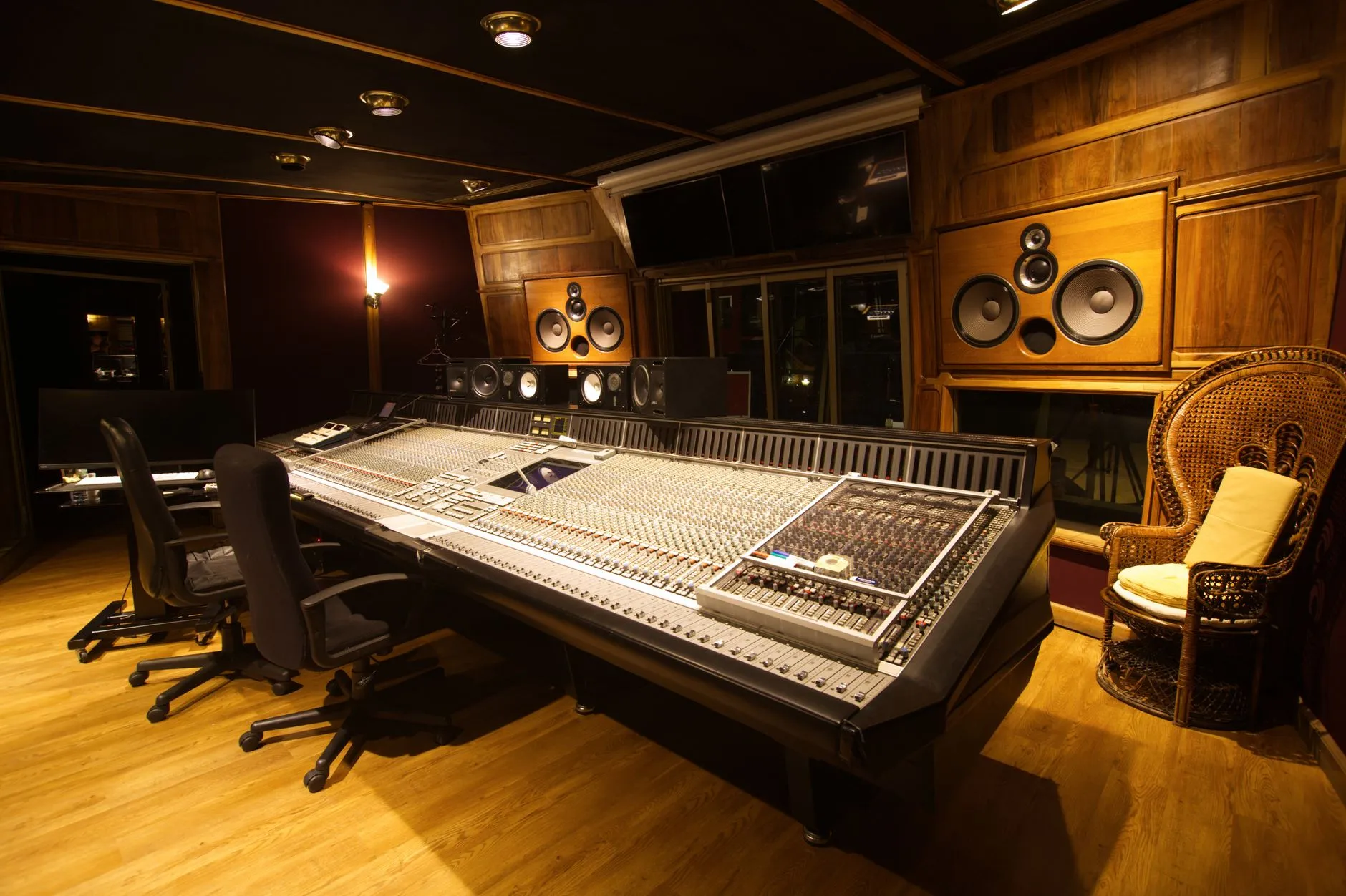 Profesjonalne studio nagraniowe z dużą konsolą mikserską i głośnikami