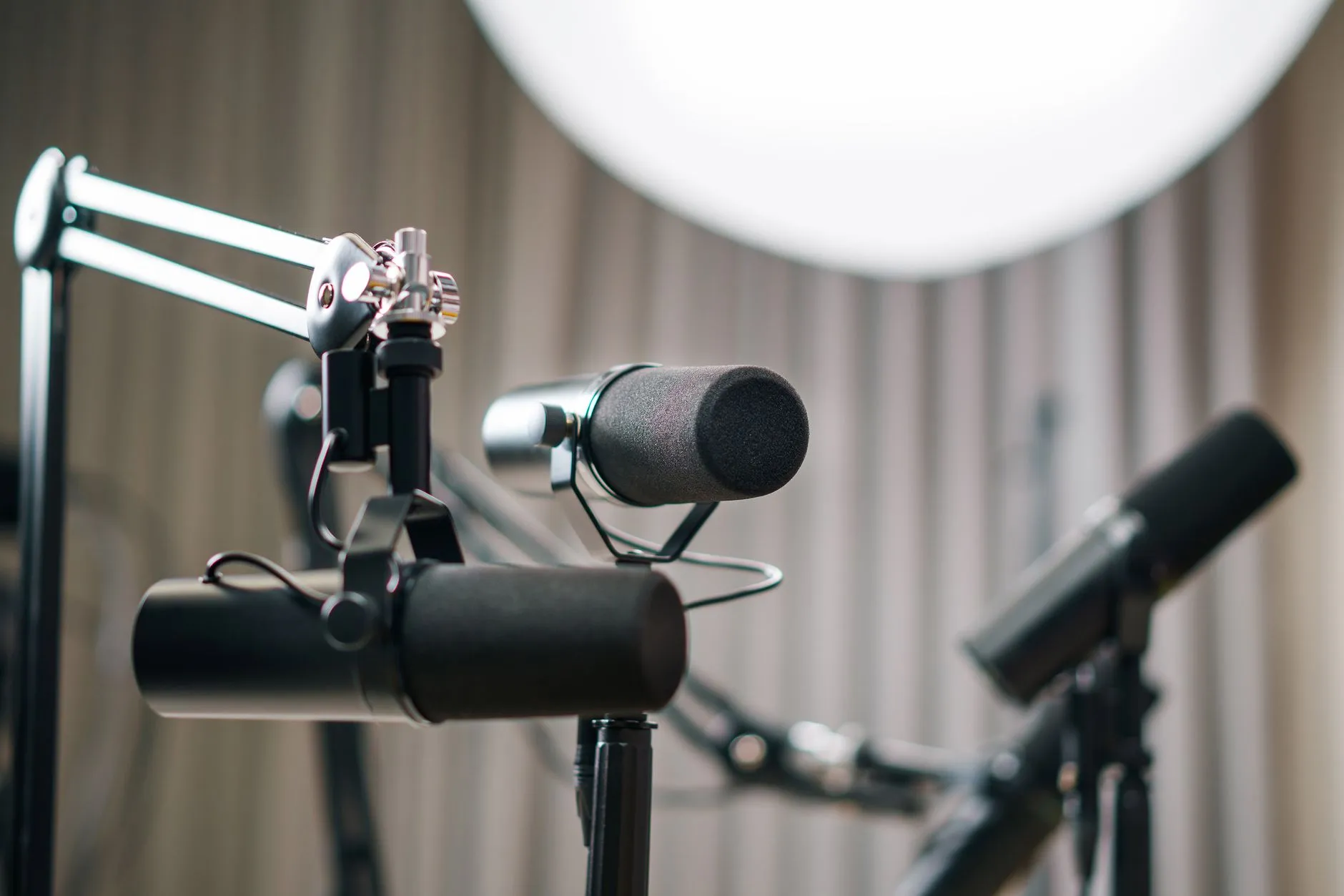 Dynamiczne mikrofony w profesjonalnym studiu do podcastów