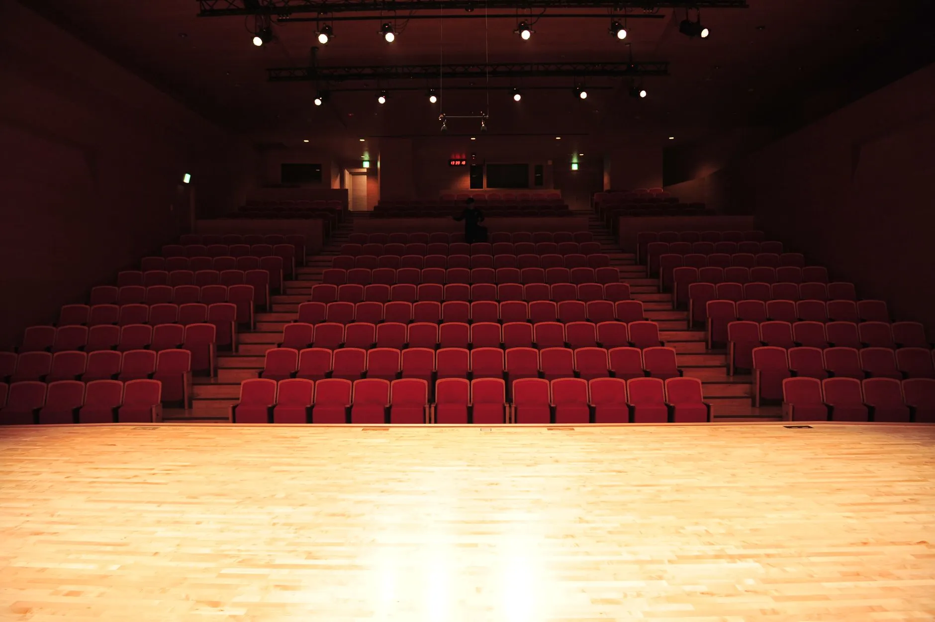 Pusta scena teatralna i rzędy czerwonych foteli